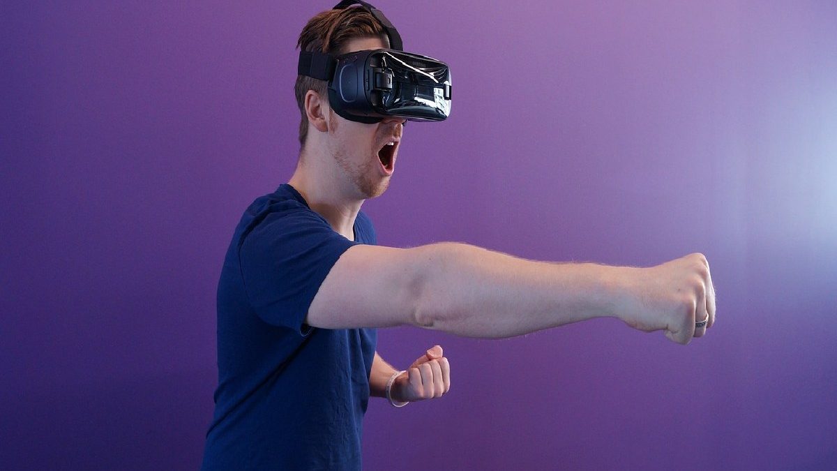 What Is Virtual Reality? – Important, Examples, and More